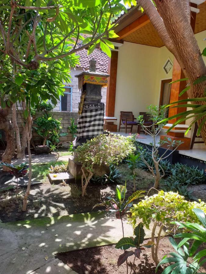 Homestay Warung Win & *
